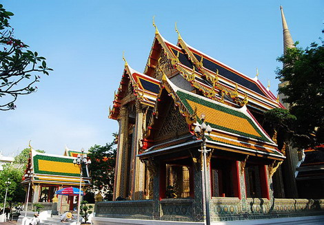 ‘ศาลาราย’ ศาลาหลังเล็กๆ หน้าพระอุโบสถ ๒ หลัง
