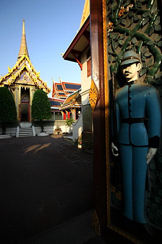‘นายทวารบาล’ เป็นรูปสลักทหารฝรั่งถือปืน  ที่ประตูด้านหน้าวัดด้านทิศตะวันออก ฝั่งถนนเฟื่องนคร