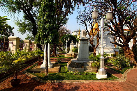 บริเวณสุสานหลวง ร่มรื่นไปด้วยไม้ดอกไม้ใบนานาพันธุ์