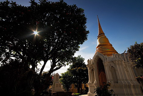พระเจดีย์สีทอง “สุนันทานุสาวรีย์”