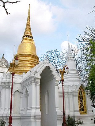 พระเจดีย์สีทอง “รังษีวัฒนา”