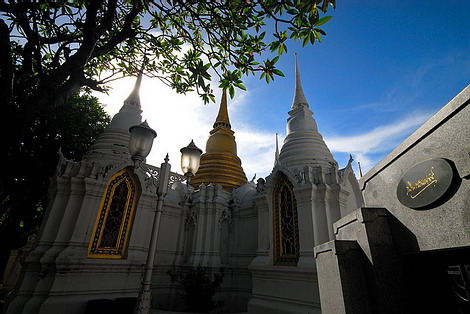 พระเจดีย์สีทอง “เสาวภาประดิษฐาน” (อีกมุมหนึ่ง) 