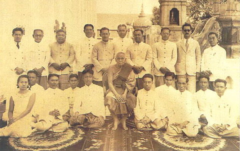 สมเด็จพระสังฆราช (แพ ติสฺสเทโว) ทรงฉายร่วมกับคณะกรรมการพุทธสมาคม