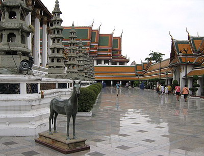ลานประทักษิณชั้นล่างรอบพระวิหารหลวงไปจนถึงพระระเบียงคด 