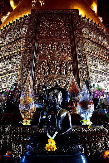 ‘ภาพศิลาสลัก’ ด้านหลังฐานชุกชีพระศรีศากยมุนี ในกรอบลายใบเทศ 