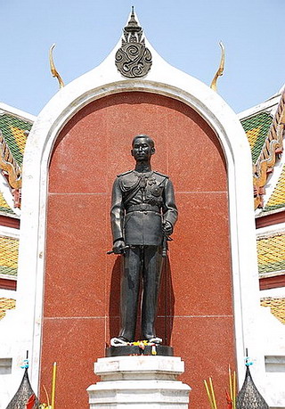 พระบรมราชานุสาวรีย์รัชกาลที่ ๘ 