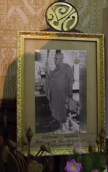 พระรูปตั้งอยู่เบื้องขวาของพระพุทธชินราชจำลอง  ประดิษฐานภายในพระอุโบสถ วัดเบญจมบพิตรดุสิตวนาราม 