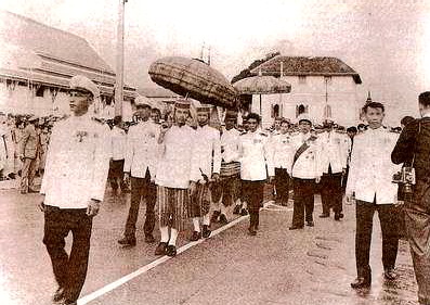 ริ้วกระบวนเชิญพระสุพรรณบัฏ พัดยศ เครื่องยศสมณศักดิ์ พระตราประจำตำแหน่ง  จากพระบรมมหาราชวังสู่วัดพระเชตุพนวิมลมังคลาราม 