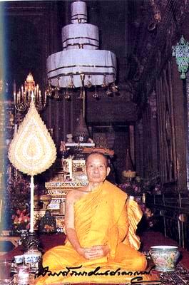 ทรงฉายในพระอุโบสถวัดราชบพิธสถิตมหาสีมาราม ในวันรับพระราชทาน  สถาปนาเป็นสมเด็จพระอริยวงศาคตญาณ สมเด็จพระสังฆราช (วาสน์ วาสโน)