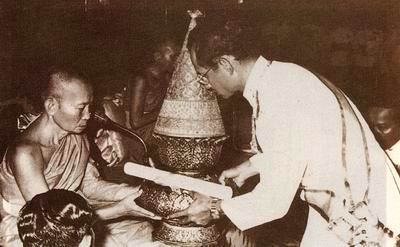    พระบาทสมเด็จพระเจ้าอยู่หัว ทรงถวายพระสุพรรณบัฏแด่สมเด็จฯ  ในงานพระราชพิธีสถาปนาสมเด็จพระอริยวงศาคตญาณ สมเด็จพระสังฆราช (วาสน์ วาสโน)  สมเด็จพระสังฆราชพระองค์ที่ ๑๘ แห่งกรุงรัตนโกสินทร์  ณ พระอุโบสถ วัดพระศรีรัตนศาสดาราม เมื่อวันที่ ๒๒ มิถุนายน พ.ศ. ๒๕๑๗ 