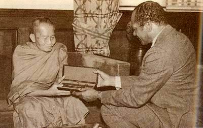 นายกเทศมนตรีนครลอสแองเจลีสถวายกุญแจเมืองแด่สมเด็จพระสังฆราชฯ  ณ ที่ทำการเทศบาลนครลอสแองเจลีส เมื่อวันที่ ๒๓ เมษายน พ.ศ. ๒๕๑๘