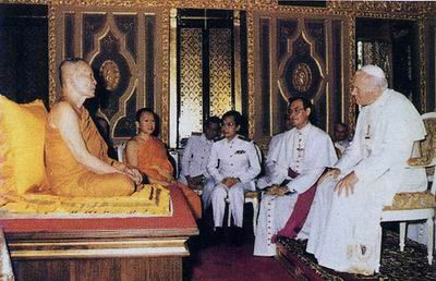 ในการรับเสด็จสมเด็จพระสันตปาปา จอห์น ปอลที่ ๒ เมื่อ พ.ศ. ๒๕๒๗