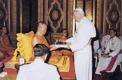ในการรับเสด็จสมเด็จพระสันตปาปา จอห์น ปอลที่ ๒ เมื่อ พ.ศ. ๒๕๒๗ 