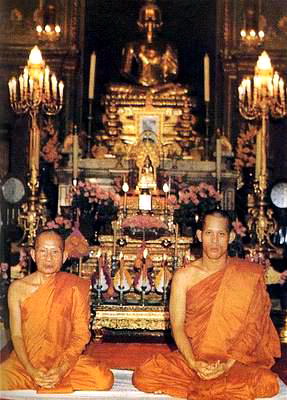 สมเด็จพระสังฆราช (พระราชอุปัธยาจารย์)  และพระภิกษุสมเด็จพระบรมโอรสาธิราชฯ ฉาย ณ พระอุโบสถ  วัดราชบพิธสถิตมหาสีมาราม เมื่อวันที่ ๖ พฤศจิกายน พ.ศ. ๒๕๒๑ 