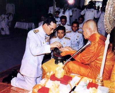  พระบาทสมเด็จพระเจ้าอยู่หัวถวายน้ำสรง ในงานฉลองพระชนมายุ ๙๐ พรรษา 