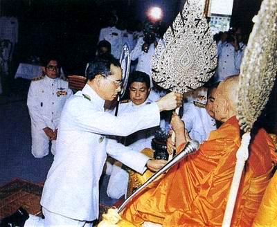 พระบาทสมเด็จพระเจ้าอยู่หัวถวายพัดแฉกงาพิเศษประดับพลอย  ในงานฉลองพระชนมายุ ๙๐ พรรษา 