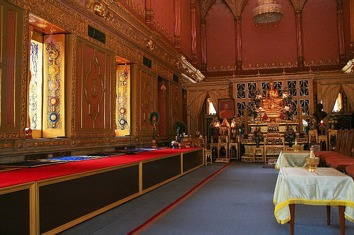 “พระประทีปวโรทัย” พระประธานในพระวิหาร วัดราชบพิธสถิตมหาสีมาราม  ด้านหน้าประดิษฐานพระรูปหล่อสมเด็จพระสังฆราช (วาสน์ วาสโน) 