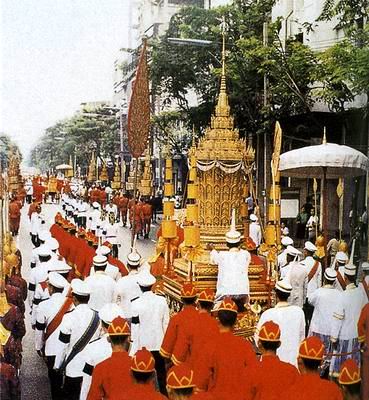 กระบวนอัญเชิญพระโกศจากวัดราชบพิธสถิตมหาสีมาราม  สู่เมรุหลวงหน้าพลับพลาอิศริยาภรณ์ ณ สุสานหลวง วัดเทพศิรินทราวาส 