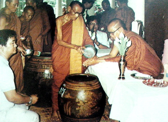 พระครูวิมลญาณวิจิตร (หลวงปู่บุญ ชินวํโส)  วัดป่าศรีสว่างแดนดิน ต.สว่างแดนดิน อ.สว่างแดนดิน จ.สกลนคร สรงน้ำ “หลวงปู่ลี ฐิตธมฺโม” ในงานวันคล้ายวัดเกิดขององค์หลวงปู่ลี 