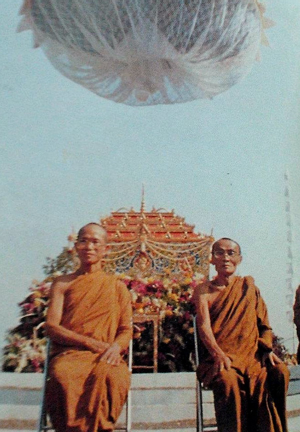 หลวงปู่บุญจันทร์ กมโล กับ หลวงปู่บุญ ชินวํโส  ในงานพิธีฌาปนกิจศพ “พระอาจารย์บุญยัง ผลญาโณ”  ณ วัดป่าบ้านบาก ต.หนองอึ่ง อ.ราษีไศล จ.ศรีสะเกษ