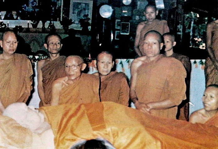 หลวงปู่บุญ ชินวํโส นำพาคณะพระภิกษุสงฆ์  อาทิเช่น หลวงปู่ลี ฐิตธมฺโม, หลวงปู่อุดม ญาณรโต ฯลฯ กราบเคารพศพ “ท่านพระอาจารย์ฝั้น อาจาโร” ณ วัดป่าอุดมสมพร ต.พรรณา อ.พรรณานิคม จ.สกลนคร  เมื่อวันที่ ๕ มกราคม พุทธศักราช ๒๕๒๐