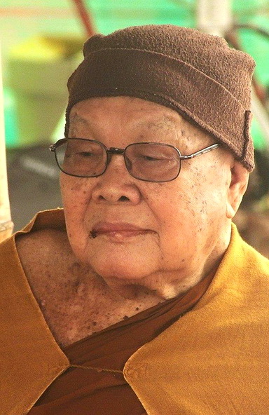 หลวงปู่ลี กุสลธโร - วัดเกษรศิลคุณธรรมเจดีย์ (วัดภูผาแดง)