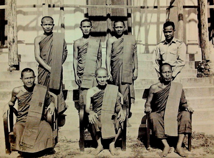แถวหน้า จากซ้าย : พระอุดมญาณโมลี (หลวงปู่จันทร์ศรี จันททีโป), พระธรรมเจดีย์ (หลวงปู่จูม พันธุโล), พระจันโทปมาจารย์ (หลวงปู่จันโท กตปุญโญ) แถวหลัง จากซ้าย : พระธรรมวิสุทธิมงคล (หลวงตามหาบัว ญาณสัมปันโน), พระราชวุฒาจารย์ (หลวงปู่สวัสดิ์ ขันติวิริโย), พระพ.ต.พักตร์ ญาณิสฺสโร (มีนะกนิษฐ) และจ่าคำมูล สีดาลาด นายทหารคนสนิท ณ ด้านหน้าพระอุโบสถ วัดโพธิสมภรณ์ ต.หมากแข้ง อ.เมือง จ.อุดรธานี