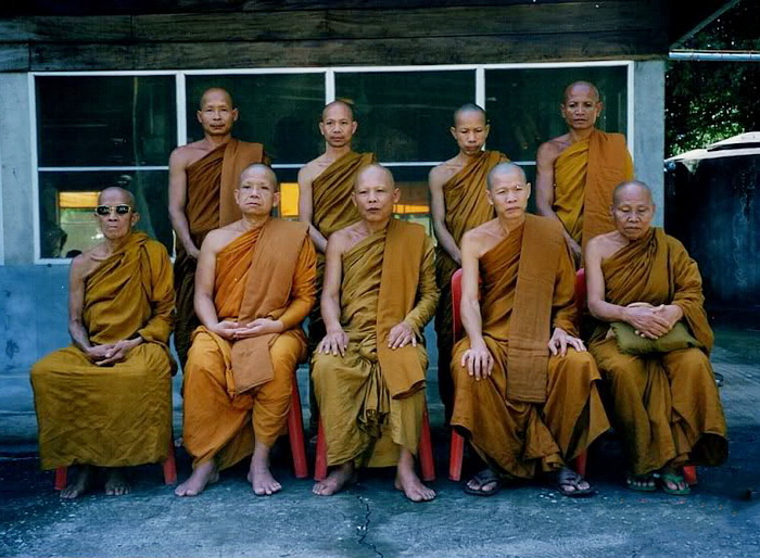 แถวหน้า องค์ที่ ๑-๔ จากซ้าย : หลวงปู่รินทร์ (กองมี) ปิยสีโล, หลวงพ่อชำนาญ ชุติปัญโญ, หลวงพ่อประสิทธิ์ ปุญญมากโร และหลวงพ่อสมศรี อัตตสิริ แถวหลัง องค์ขวามือสุด : พระอาจารย์นิสสัย กันตวีโร ในงานถวายกฐินแด่วัดป่าเวฬุวนาราม (วัดป่าผาน้อย) จ.เลย เมื่อวันพุธที่ ๒๓ ตุลาคม พุทธศักราช ๒๕๔๕ (ขอขอบพระคุณที่มาของรูปภาพ : คุณ Pakorn Kengpol)