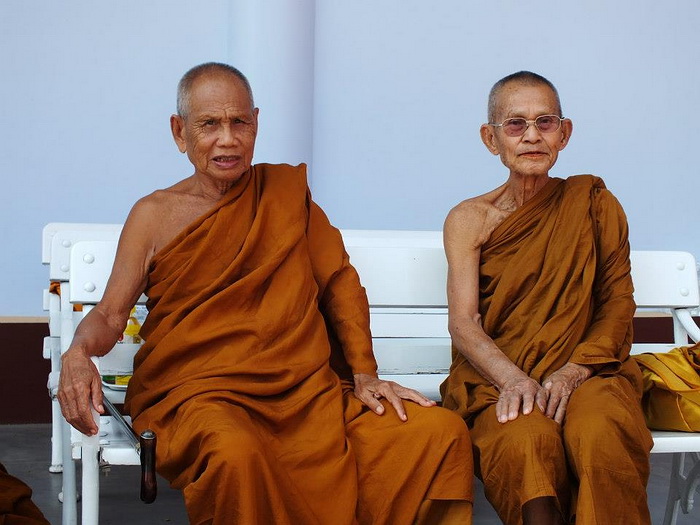 หลวงปู่บุญมา คัมภีรธัมโม กับ หลวงปู่ล้วน จันทสาโร  ในพิธีสรงน้ำและขอขมาสรีระสังขารหลวงปู่จาม มหาปุญโญ  ณ วัดป่าวิเวกวัฒนาราม ต.คำชะอี อ.คำชะอี จ.มุกดาหาร