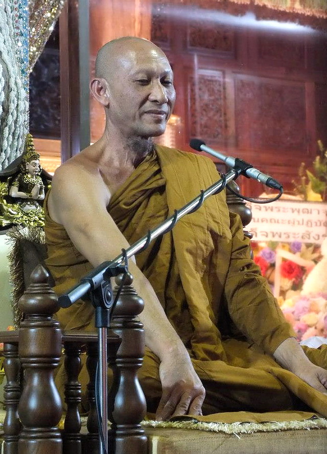 พระครูวิสุทธิศีลคุณ (พระอาจารย์ชายแดน สีลสุทโธ)  องค์แสดงธรรมในพิธีสวดพระอภิธรรมหลวงพ่อสนอง กตปุญโญ  ณ ศาลาเรือนไทยริมน้ำ ชั้น ๓ วัดสังฆทาน อ.เมือง จ.นนทบุรี 