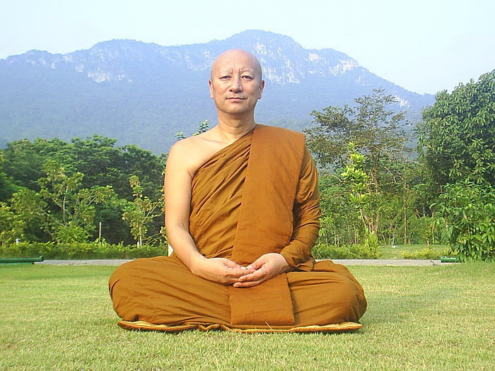  พระอาจารย์มิตซูโอะ คเวสโก (Venerable Ajahn Mitsuo Gavesako) 