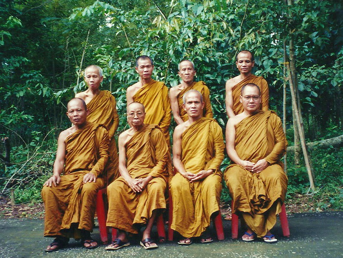 แถวหน้า จากซ้าย : หลวงพ่อประสิทธิ์ ปุญญมากโร, หลวงปู่บัวทอง กันตปทุโม ซึ่งท่านเป็นญาติผู้น้องของหลวงปู่บัวคำ มหาวีโร, พระอาจารย์สมัย ธัมมโฆสโก และพระอาจารย์ผจญ อสโม แถวหลัง จากซ้าย : หลวงพ่อบุญรอด อธิปุญโญ, หลวงพ่อสมศรี อัตตสิริ, หลวงปู่รินทร์ (กองมี) ปิยสีโล และพระอาจารย์นิสสัย กันตวีโร ในงานถวายกฐินแด่วัดป่าเวฬุวนาราม (วัดป่าผาน้อย) อ.วังสะพุง จ.เลย เมื่อวันที่ ๒๘ ตุลาคม พุทธศักราช ๒๕๔๔ (ขอขอบพระคุณที่มาของรูปภาพ : คุณภิเนษกรมณ์ - Pakorn Kengpol)