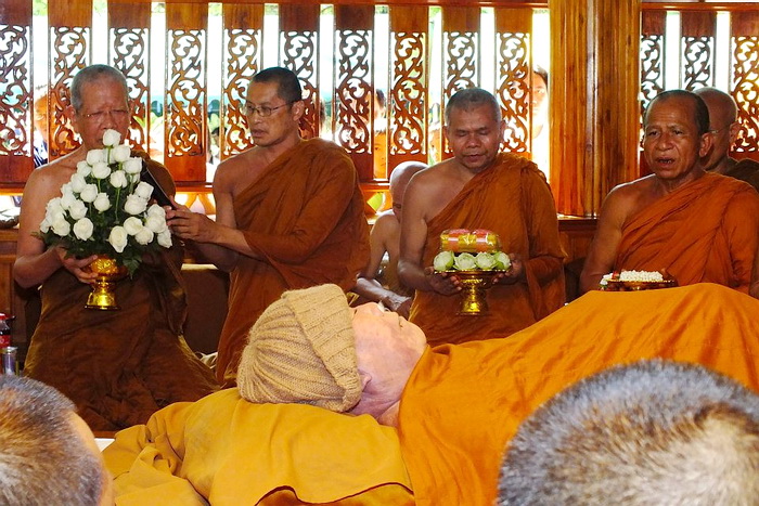ในพิธีสรงน้ำและขอขมาสรีระสังขารหลวงพ่อคูณ สุเมโธ จากซ้าย องค์แรก : พระโพธิญาณมุนี (หลวงพ่อเมือง พลวัฑโฒ) วัดป่ามัชฌิมาวาส บ้านดงเมือง ต.ลำพาน อ.เมือง จ.กาฬสินธุ์ สหธรรมิกที่สนิทกันมากกับหลวงพ่อคูณ สุเมโธ องค์ที่ ๓ : พระอาจารย์สมเกียรติ (เต๋อ) ชิตมาโร วัดป่าถ้ำพระเทพนิมิต บ้านทุ่งตาลเลียน ต.ตาลเลียน อ.กุดจับ จ.อุดรธานี ซึ่งมติที่ประชุมสงฆ์เห็นชอบให้เป็นผู้รักษาการเจ้าอาวาสวัดป่าภูทอง พระอาจารย์สมเกียรติ (เต๋อ) ชิตมาโร เคยอยู่จำพรรษาและอุปัฏฐาก หลวงพ่อคูณ สุเมโธ ณ วัดป่าภูทอง เป็นเวลาถึง ๒๐ พรรษา (ขอขอบพระคุณที่มาของรูปภาพ : คุณเอ ท่องถิ่นธรรม พระกรรมฐาน)
