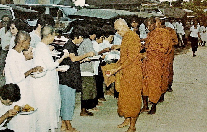  หลวงตามหาบัว ญาณสมฺปนฺโน นำพา “หลวงพ่อเยี้อน ขนฺติพโล” ออกรับบิณฑบาต ในงานพระราชทานเพลิงสรีระสังขารหลวงปู่ดูลย์ อตุโล ณ วัดบูรพาราม จ.สุรินทร์