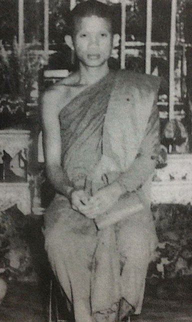 พระอาจารย์สุพัฒน์ สุขกาโม เมตตาให้บันทึกภาพไว้ ณ วัดอโศการาม อ.เมือง จ.สมุทรปราการ เมื่อปี พ.ศ.๒๕๐๐ เมื่อคราวไปช่วยงานฉลองกึ่งพุทธกาล ๒๕ พุทธศตวรรษ