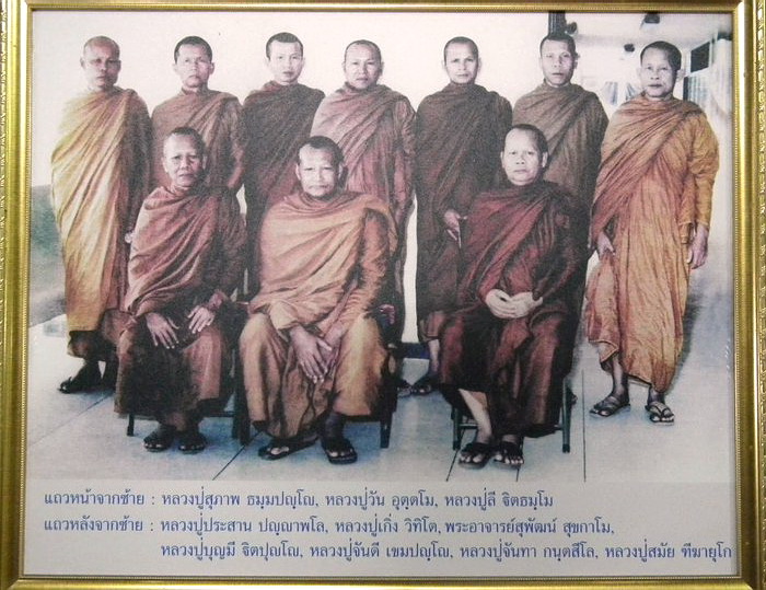 ครูบาอาจารย์พระป่ากรรมฐานในเขต อ.ส่องดาว และ อ.สว่างแดนดิน จ.สกลนคร จากภาพ..แถวหลังจากซ้าย องค์ที่ ๓ คือ พระอาจารย์สุพัฒน์ สุขกาโม