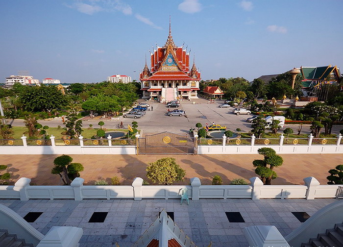  วิหารสุทธิธรรมรังสี ณ วัดอโศการาม ต.ท้ายบ้าน อ.เมือง จ.สมุทรปราการ  เป็นอาคารจตุรมุข 3 ชั้น ส่วนยอดของวิหารเป็นมณฑปประดิษฐานพระบรมสารีริกธาตุ  ภายในวิหารได้ประดิษฐานสรีระพระสุทธิธรรมรังสีคัมภีรเมธาจารย์ (ท่านพ่อลี ธมฺมธโร)