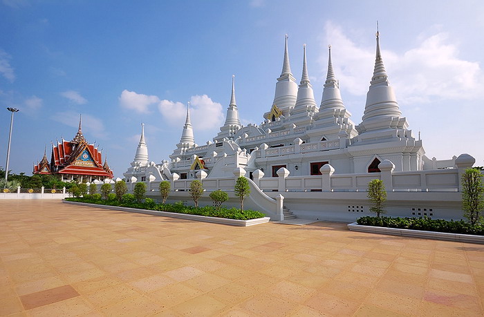  วิหารสุทธิธรรมรังสี ณ วัดอโศการาม ต.ท้ายบ้าน อ.เมือง จ.สมุทรปราการ  เป็นอาคารจตุรมุข 3 ชั้น ส่วนยอดของวิหารเป็นมณฑปประดิษฐานพระบรมสารีริกธาตุ  ภายในวิหารได้ประดิษฐานสรีระพระสุทธิธรรมรังสีคัมภีรเมธาจารย์ (ท่านพ่อลี ธมฺมธโร) 