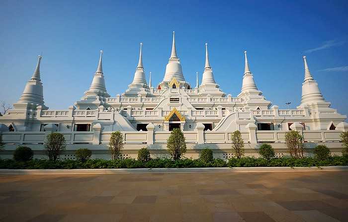  “พระธุตังคเจดีย์” เจดีย์แห่งพระอรหันต์ ณ วัดอโศการาม เป็นเจดีย์หมู่รวม 13 องค์  ซึ่งเจดีย์แต่ละองค์ประดิษฐานพระบรมสารีริกธาตุ อันเป็นที่ระลึกถึงธุดงควัตร 13 ประการ