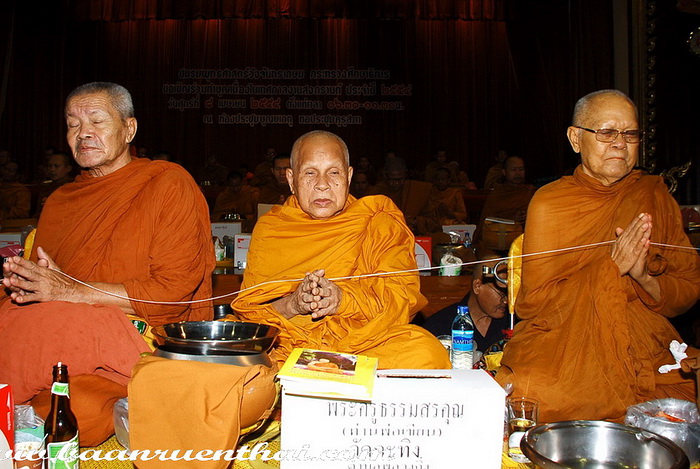  หลวงปู่แปลง สุนทโร-พ่อท่านเขียน ขันธสโร-พระญาณวิศิษฏ์ (หลวงพ่อทอง จันทสิริ)  ในงานทำบุญตักบาตรเนื่องในเทศกาลสงกรานต์ เมื่อวันศุกร์ที่ 8 เมษายน พ.ศ.2554  ณ หอประชุมคุรุสภา (ชั้นล่าง) ของชมรมพุทธศาสน์วังจันทรเกษม กระทรวงศึกษาธิการ    