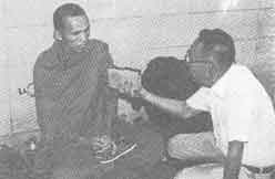 คุณทองทิว ขณะสัมภาษณ์พระถวัลย์