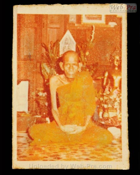 รูปถ่ายหลวงพ่อเอีย ด้านหลังยันต์ปั๊ม (-)