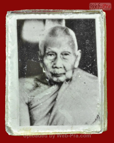 ปี 2512 รูปถ่ายขาวดำประกบกระจก หลวงปู่สุข ธัมมโชโต (1)