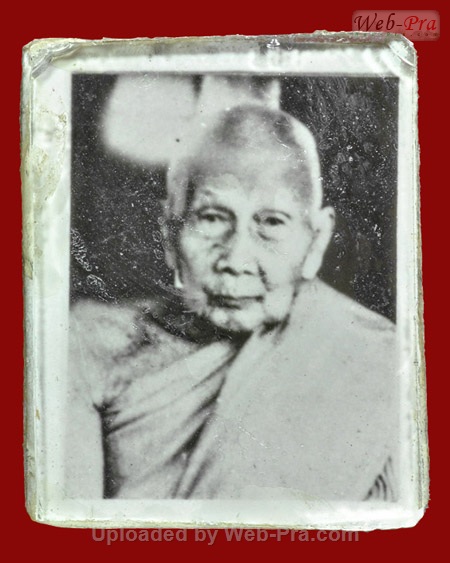 ปี 2512 รูปถ่ายขาวดำประกบกระจก หลวงปู่สุข ธัมมโชโต (1)
