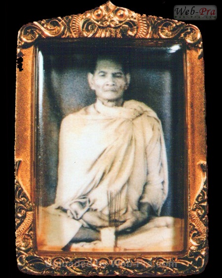 ปี พ.ศ.๒๔๙๘ ภาพถ่าย มีกระถางธูป หลังจารอักขระ หลวงพ่อพรหม วัดช่องแค (1.ภาพถ่าย)