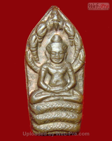 ปี 2518 พระปรกใบมะขาม รุ่นแรกรุ่นเดียว หลวงปู่สิม พุทธาจาโร (2.เนื้อนวโลหะ)