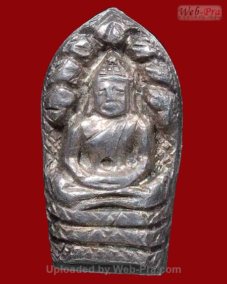 ปี 2517 พระปรกใบมะขามรุ่นแรก หลวงพ่อคูณ ปริสุทโธ วัดบ้านไร่ (2.เนื้อเงิน)