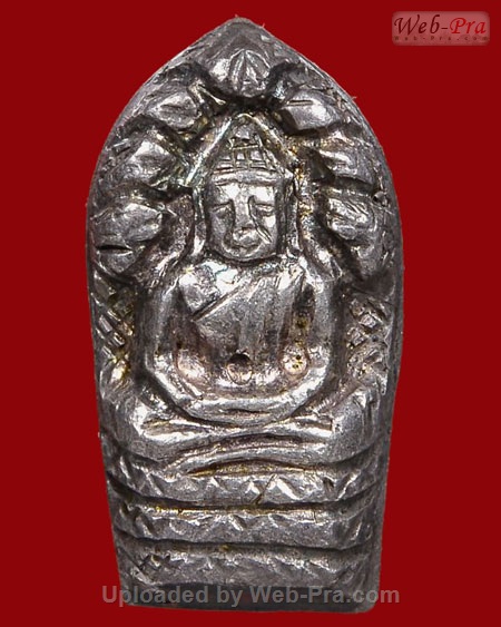 ปี 2517 พระปรกใบมะขามรุ่นแรก หลวงพ่อคูณ ปริสุทโธ วัดบ้านไร่ (2.เนื้อเงิน)