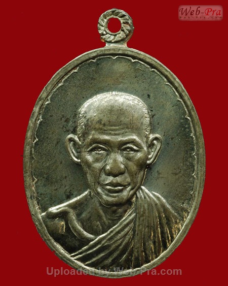 ปี 2518 เหรียญกองพันโคราช (ค่ายสุรนารี) หลวงพ่อเกษม เขมโก (2.เนื้อนวโลหะ)
