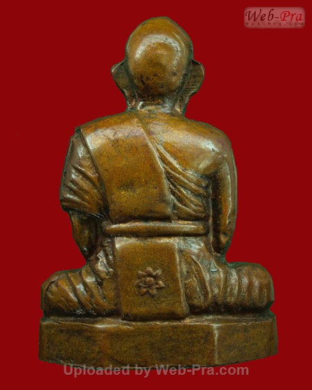 ปี 2512 พระปั๊มรูปเหมือน รุ่นดอกจันทร์ หลวงปู่เผือก ปญญาธโร (เนื้อทองเหลือง)